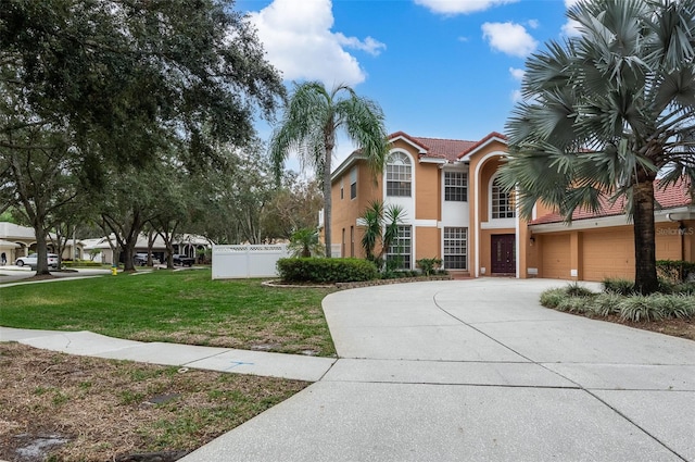 view of front of property featuring a front yard