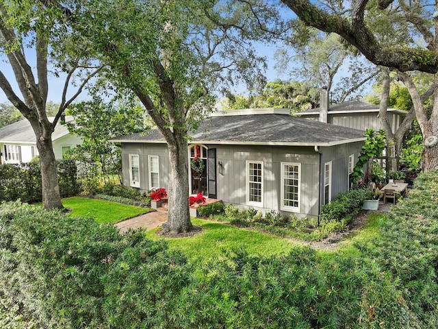 single story home with a front yard