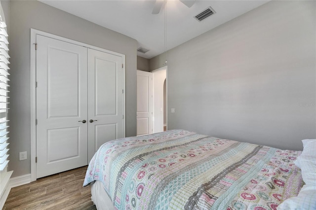 bedroom featuring ceiling fan, hardwood / wood-style floors, and a closet