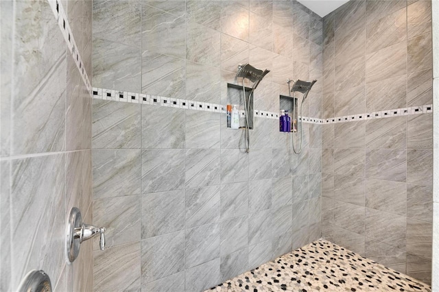 bathroom featuring a tile shower