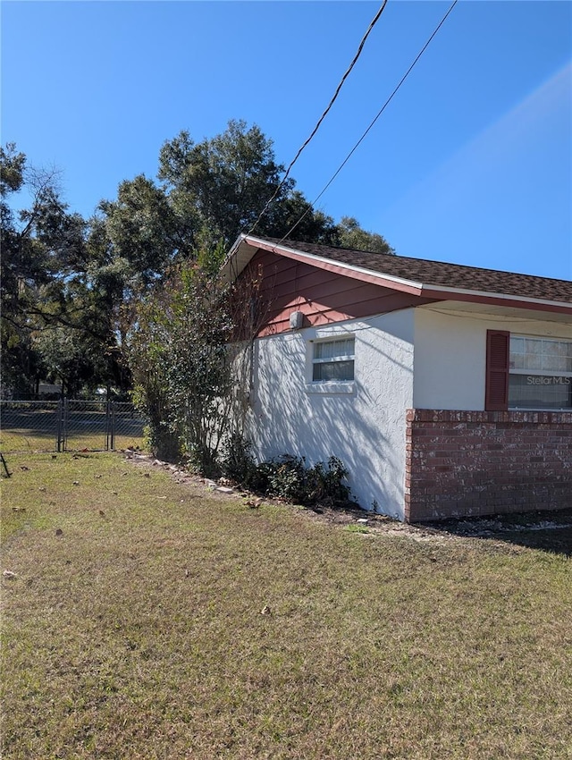 view of side of property featuring a lawn