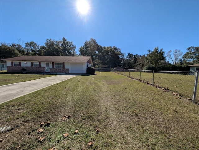 view of front of property featuring a front yard and a garage