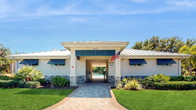 view of front of house featuring a front lawn