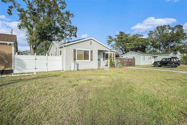 view of front facade with a front lawn