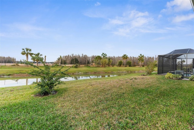 view of yard featuring a water view