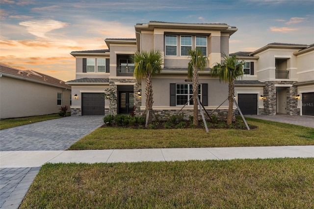 view of front facade featuring a lawn and a garage