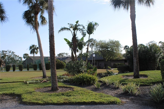 view of front of property featuring a front lawn