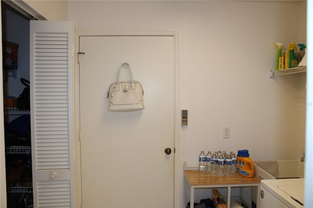 laundry room with washer / clothes dryer