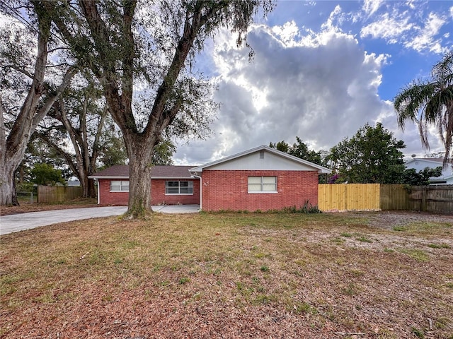 ranch-style home with a front yard