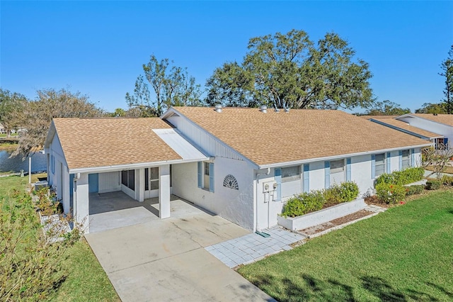 ranch-style house featuring a front lawn