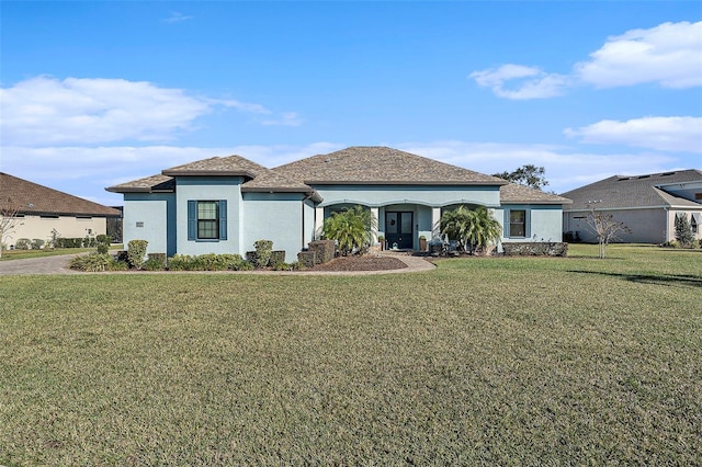 view of front of house featuring a front lawn