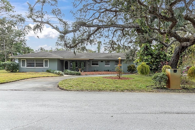 ranch-style house featuring a front lawn