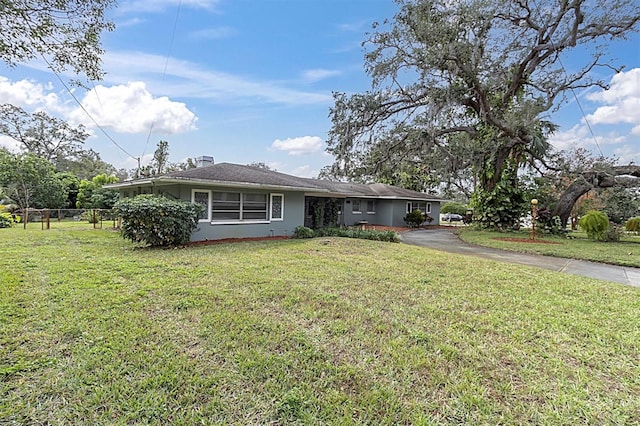 view of front of home featuring a front lawn