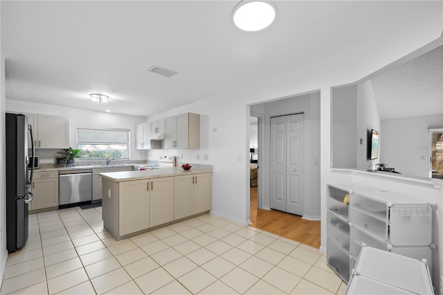 kitchen featuring light tile patterned flooring, stainless steel appliances, kitchen peninsula, and sink