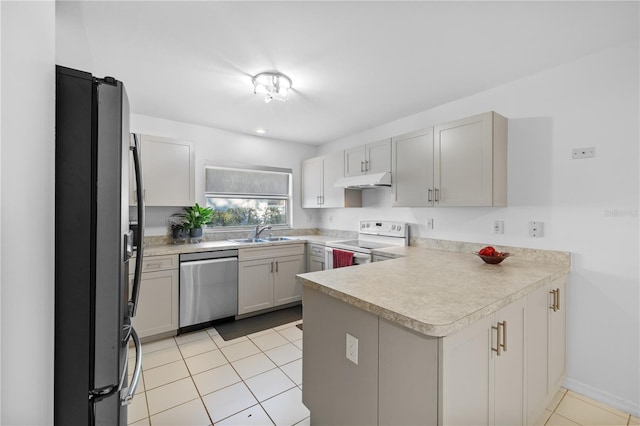 kitchen with sink, gray cabinetry, stainless steel appliances, light tile patterned flooring, and kitchen peninsula