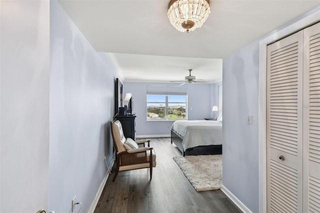 bedroom featuring a closet, ceiling fan, ornamental molding, and hardwood / wood-style floors