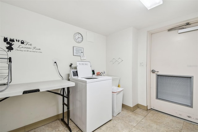 washroom with sink and independent washer and dryer