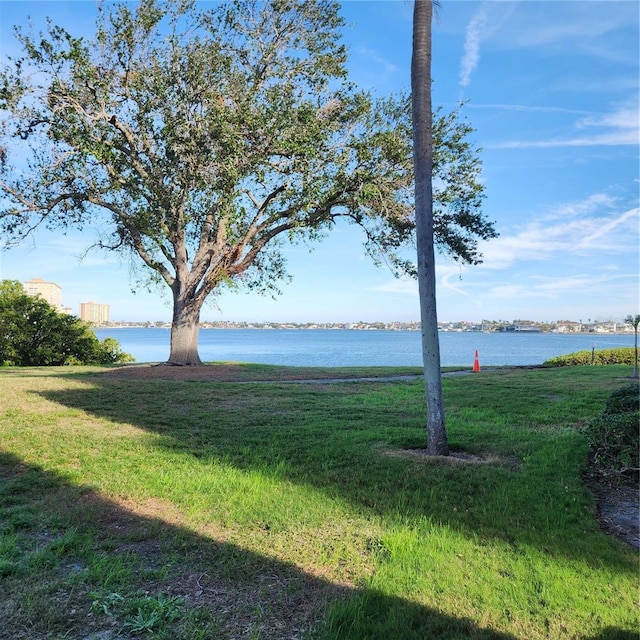 view of yard featuring a water view