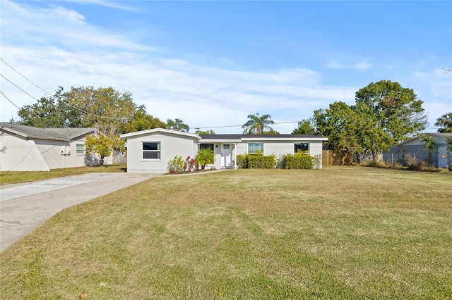 view of front of house featuring a front lawn