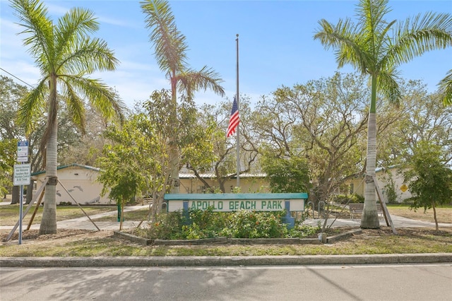 view of community / neighborhood sign