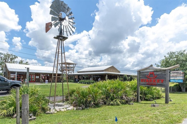 view of home's community featuring a yard