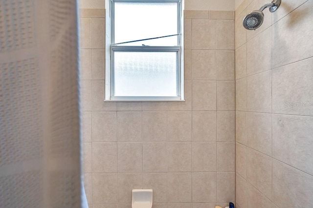 bathroom featuring a tile shower