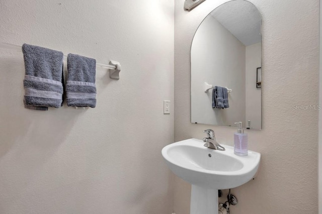 bathroom featuring sink