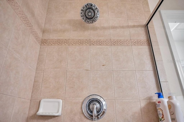 room details featuring a tile shower