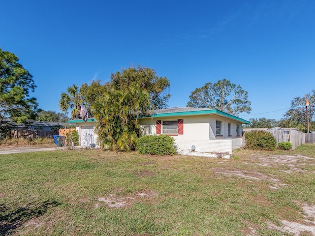 view of front of house featuring a front lawn