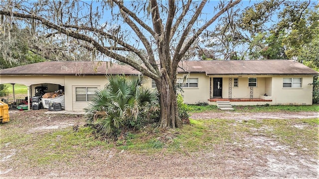 single story home with a carport