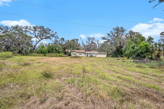 view of yard featuring a rural view