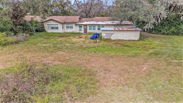 view of front of house featuring a front yard