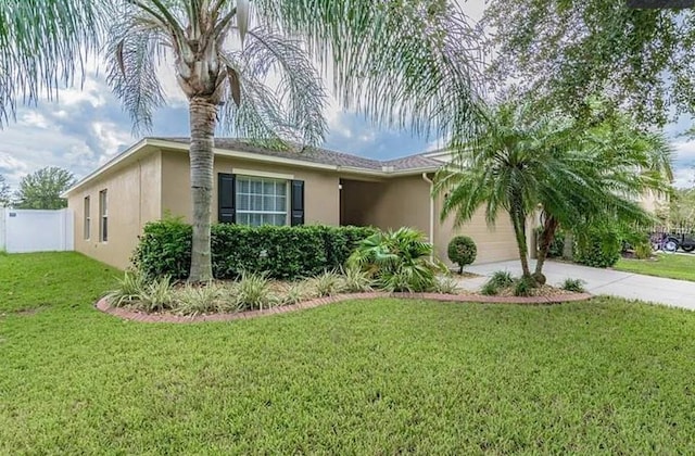 view of front of home featuring a front yard and a garage