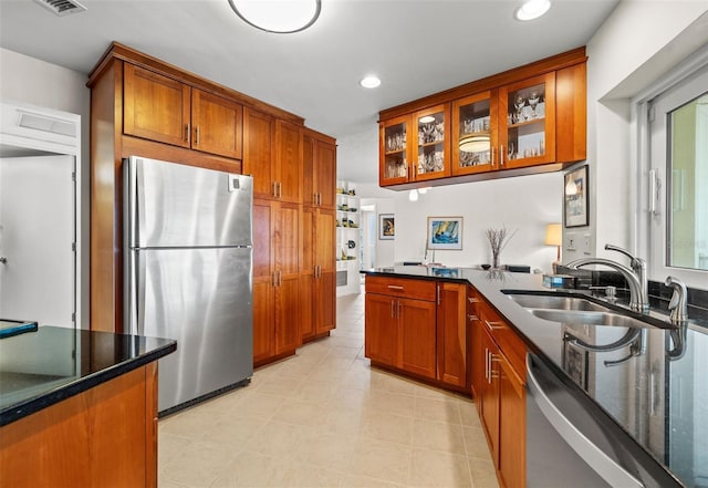 kitchen featuring stainless steel appliances, sink, and kitchen peninsula