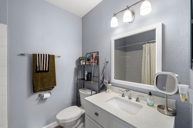 bathroom with a shower with shower curtain, vanity, and toilet