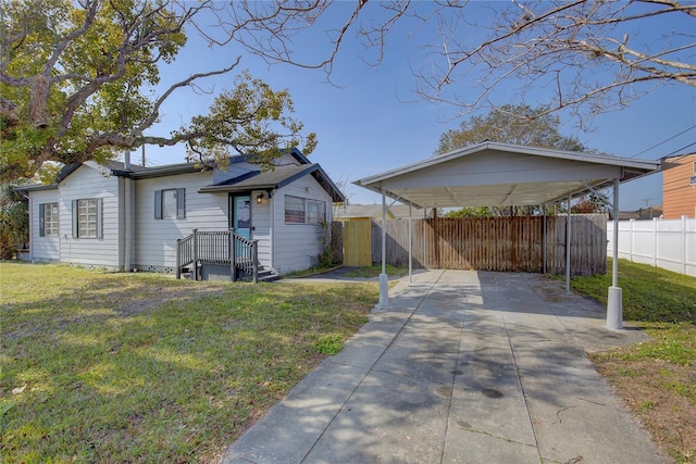 view of front of home featuring a front yard and a carport