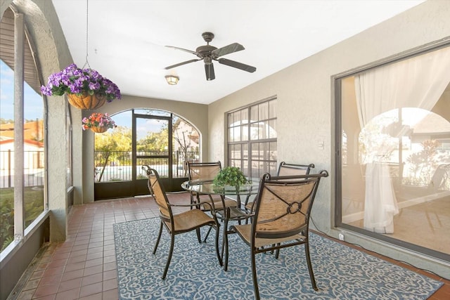 sunroom with ceiling fan