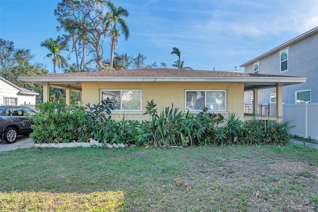 view of front facade featuring a porch and a front yard