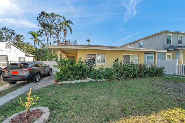 view of front of house featuring a front lawn