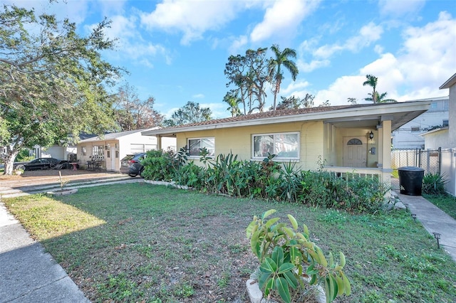 single story home with a front lawn