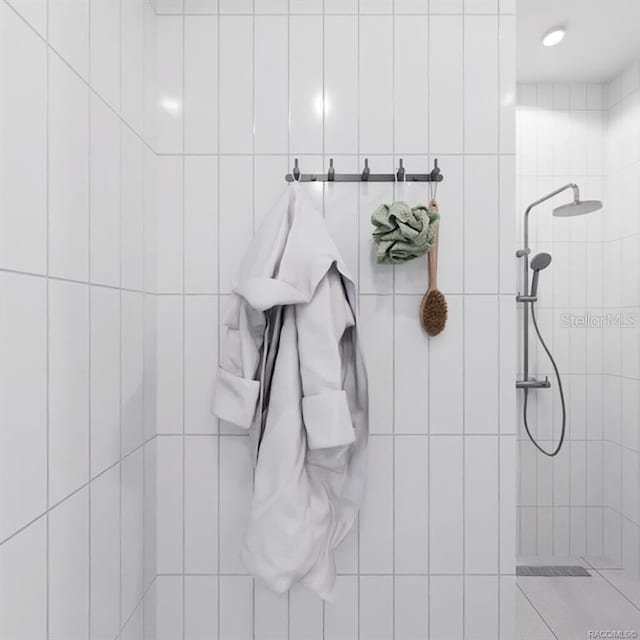 bathroom featuring a tile shower