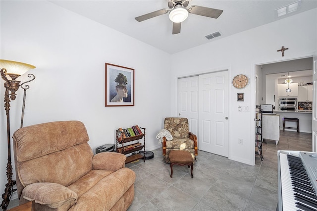 sitting room with ceiling fan