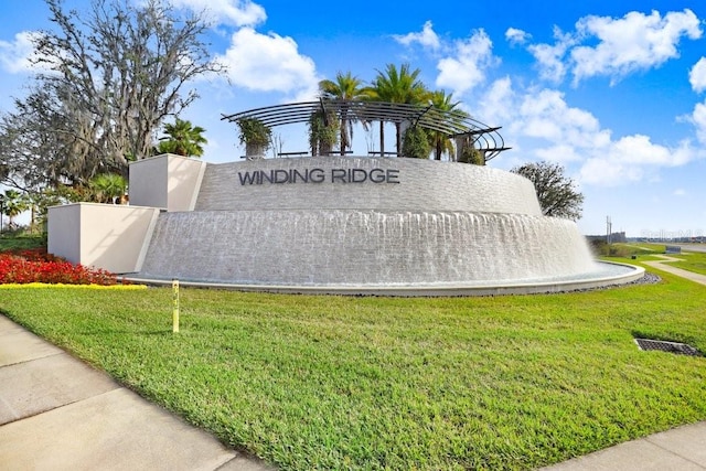 community sign featuring a lawn