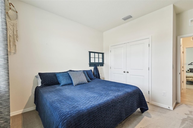 bedroom featuring carpet flooring and a closet