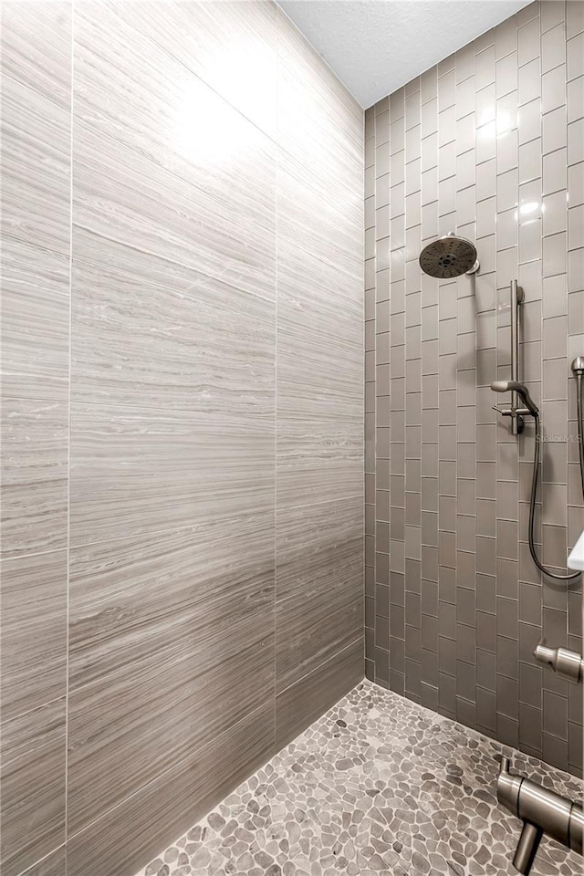 2246 Fiesta Dr, Sarasota, FL 34231 - bathroom with tiled shower