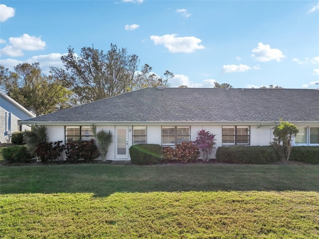 single story home featuring a front lawn