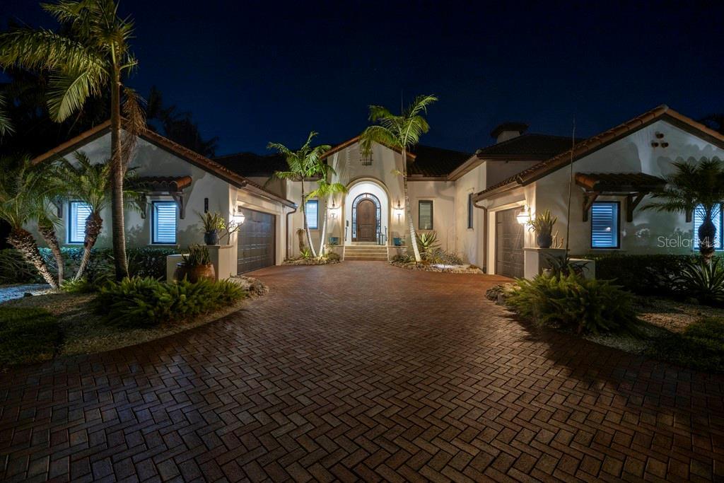 751 34th Ave NE, Saint Petersburg, FL 33704 - photo 1