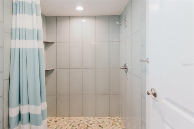 full bath featuring a tile shower and recessed lighting