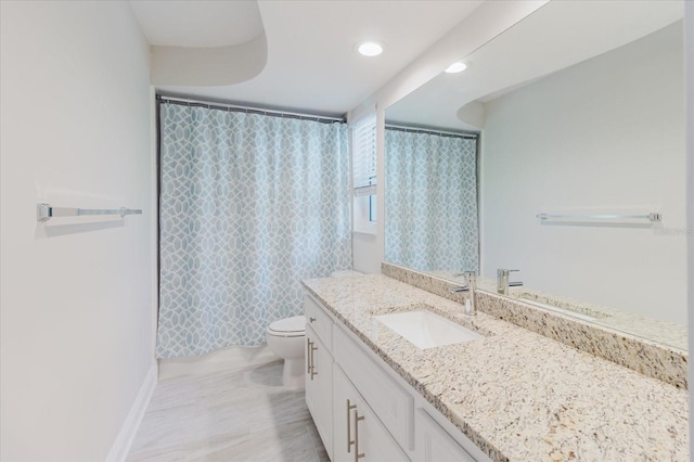 full bathroom featuring recessed lighting, a shower with shower curtain, toilet, vanity, and baseboards