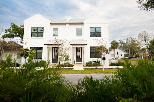 view of front facade featuring stucco siding